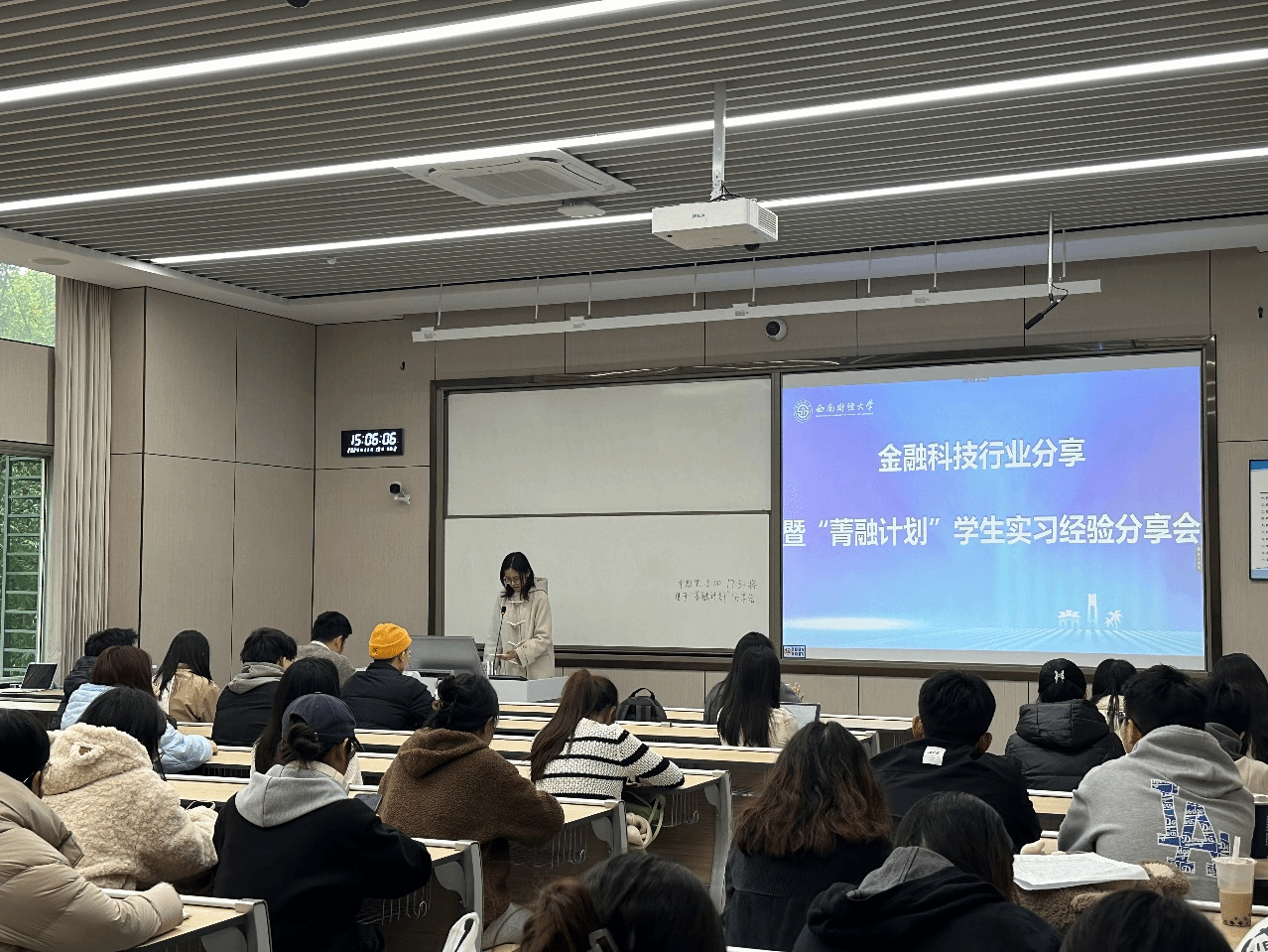 🔥抖音立早张-极品长腿眼镜反差妹会员门槛定制